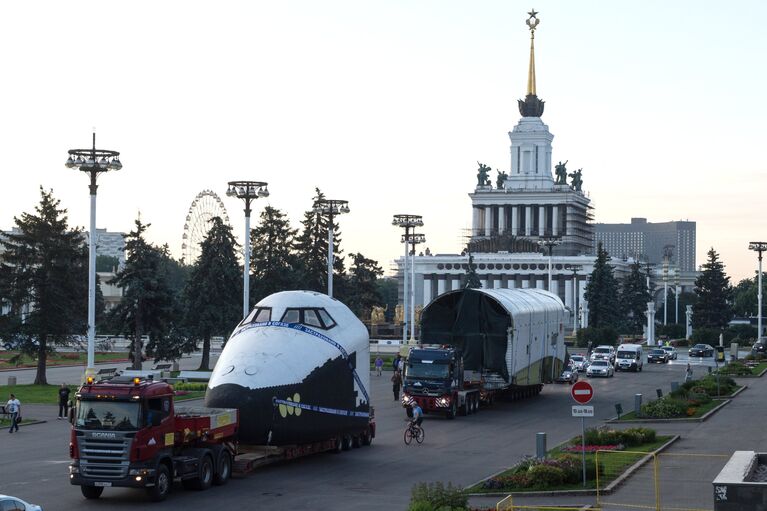 Транспортировка макета космического корабля Буран к павильону Космос на ВДНХ в Москве