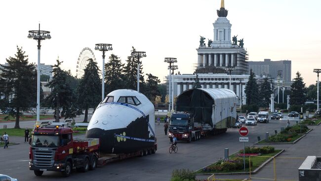 Транспортировка макета космического корабля Буран к павильону Космос на ВДНХ в Москве. Архивное фото