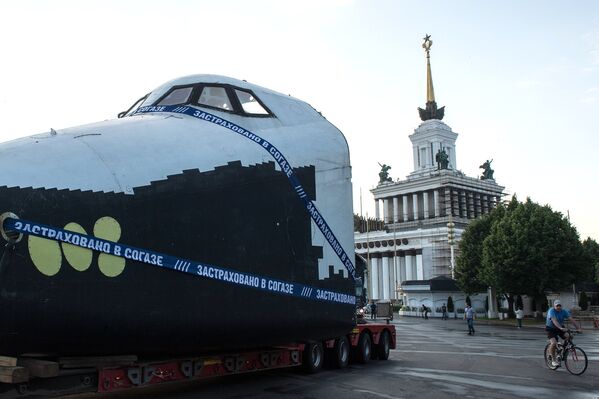 Транспортировка макета космического корабля Буран к павильону Космос на ВДНХ в Москве