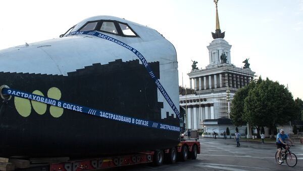 Транспортировка макета космического корабля Буран к павильону Космос на ВДНХ в Москве. Архивное фото
