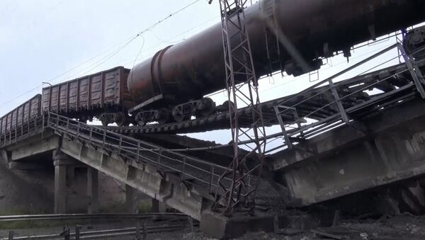 Грузовой состав провис над взорванным железнодорожным мостом под Донецком