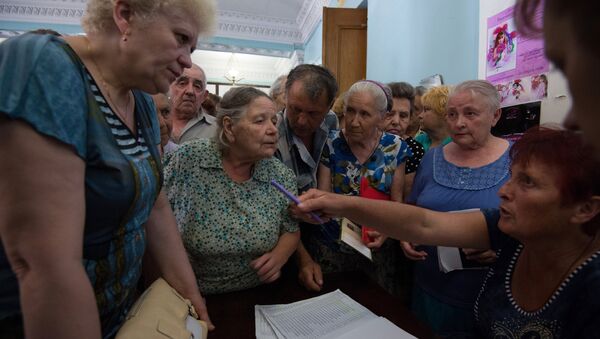 Местные жители оформляют социальные выплаты в Краматорске, архивное фото