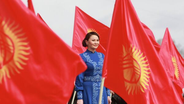 Государственные флаги Киргизии. Архивное фото