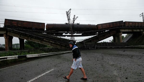 Разрушенный железнодорожный мост возле Донецка. Архивное фото