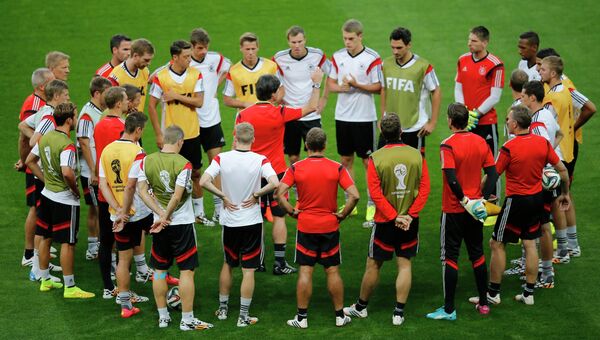 Тренер сборной Германии Йоахим Лев общается с игроками во время тренировки