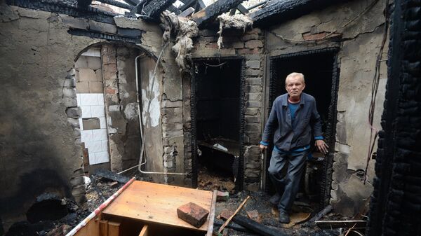 Житель дома в поселке Малая Вергунка, разрушенного в результате авианалета украинской армии