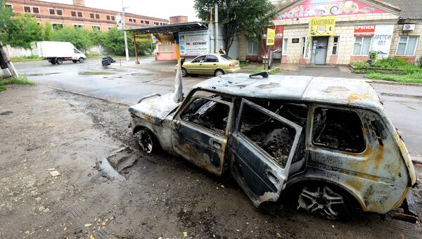 Машина, сгоревшая во время обстрела города украинской армией. Архивное фото