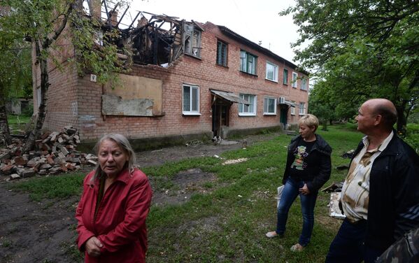 Жители дома в поселке Малая Вергунка, разрушенного в результате авианалета украинской армии