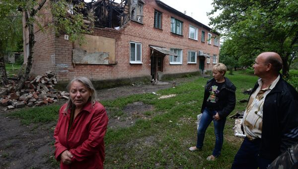 Жители дома в поселке Малая Вергунка, разрушенного в результате авианалета украинской армии