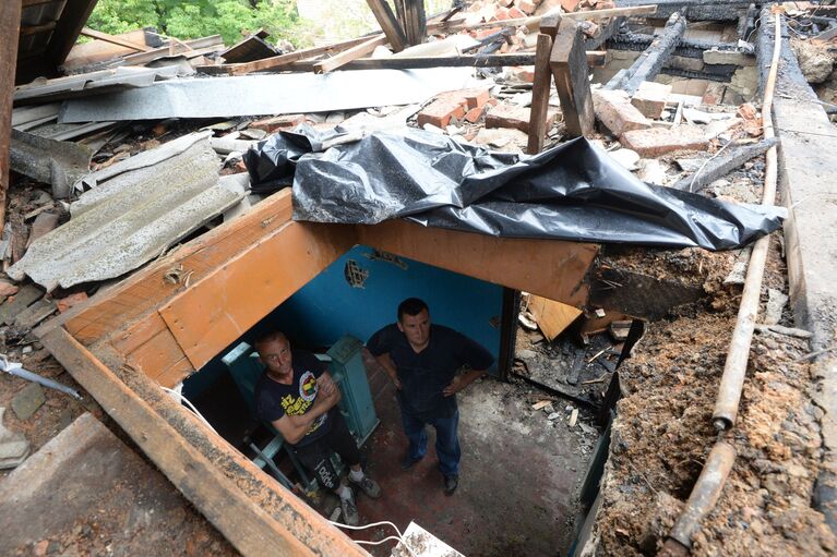 Жители дома в поселке Малая Вергунка, разрушенного в результате авианалета украинской армии