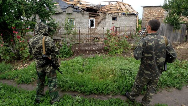 Жилой дом в поселке Большая Вергунка на окраине Луганска, разрушенный при обстреле украинской армией