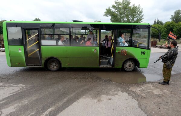 Ополченцы проверяют рейсовый автобус на блокпосту на окраине Луганска