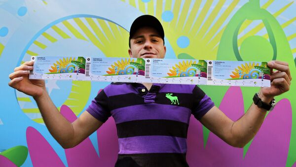 Болельщик демонстрирует купленные билеты на чемпионат мира по футболу