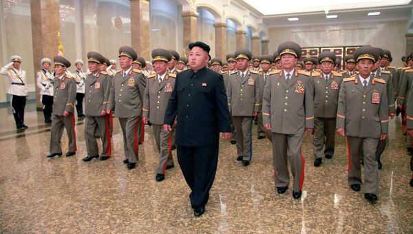 Первый секретарь ЦК Трудовой партии Кореи Ким Чен Ын в составе делегации высокопоставленных чиновников страны посетил Кымсусанский мемориальный дворец Солнца