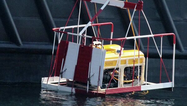 Спасатели спускают телеуправляемый подводный аппарат Тайгер