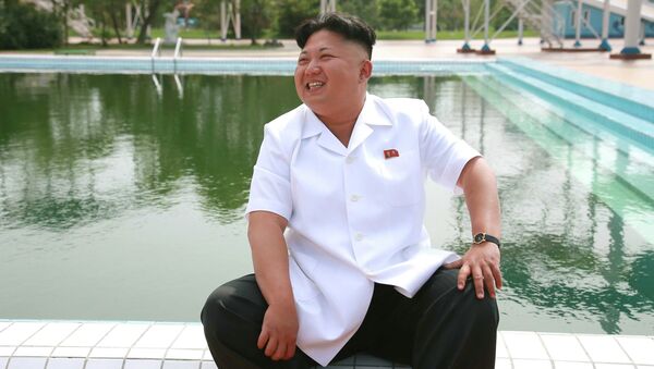 Северокорейский лидер Ким Чен Ын раздает указания во время визита в детский лагерь
