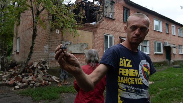 Жители дома в поселке Малая Вергунка, разрушенного в результате авианалета украинской армии, архивное фото