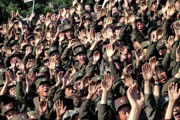 Солдаты привтествуют Лидера Северной Кореи Ким Чен Ына в одном из боевых соединений