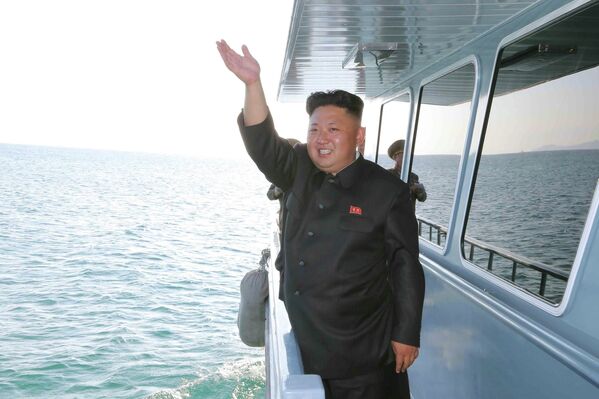 Лидер Северной Кореи Ким Чен Ын на борту лодки во время проверки одного из боевых соединений