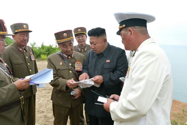 Лидер Северной Кореи Ким Чен Ын раздает указания военослужащим корейской армии и флота