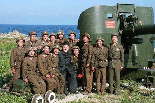 Лидер Северной Кореи Ким Чен Ын с солдатами корейской армиии