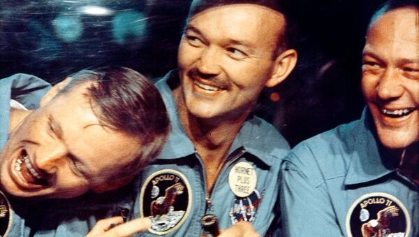 Астронавты Аполло 11 Нил Армстронг, Майкл Коллинз и Базз Олдрин улыбаются через окно мобильного карантина
