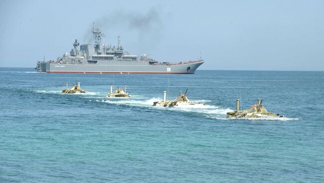 Высадка десанта морской пехоты Черноморского флота РФ. Архивное фото