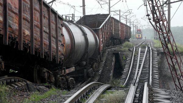 На месте взорванного железнодорожного моста под Донецком