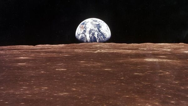 Вид на землю с луны во время экспедиции экипажа Аполлон 11. Архивное фото