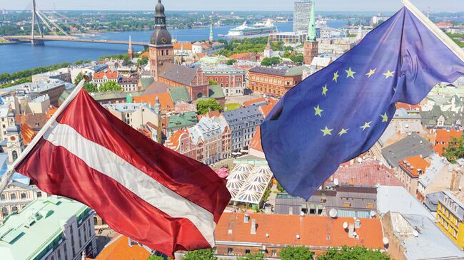 Флаги Латвии и ЕС на фоне Риги. Архив