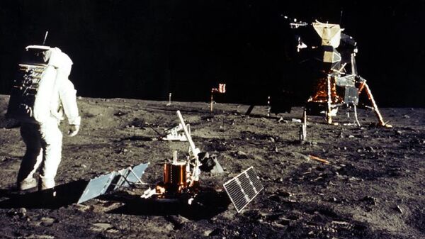 Астронавты космического корабля Аполлон 11 на поверхности Луны. Архивное фото