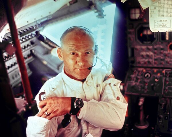 Астронавт Эдвин Олдрин внутри лунного модуля космического корабля Аполлон-11