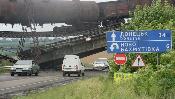 Взорванный железнодорожный мост на Украине, архивное фото
