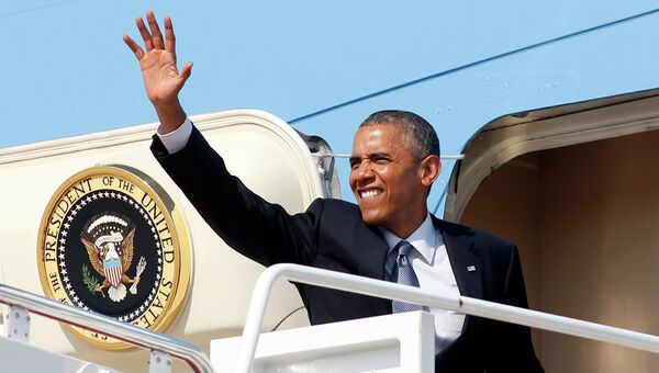 Президент США Барак Обама в аэропорту.