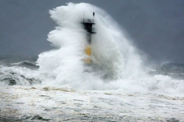Волны, вызванные тайфуном Ногури, маяк на острове Чеджудо