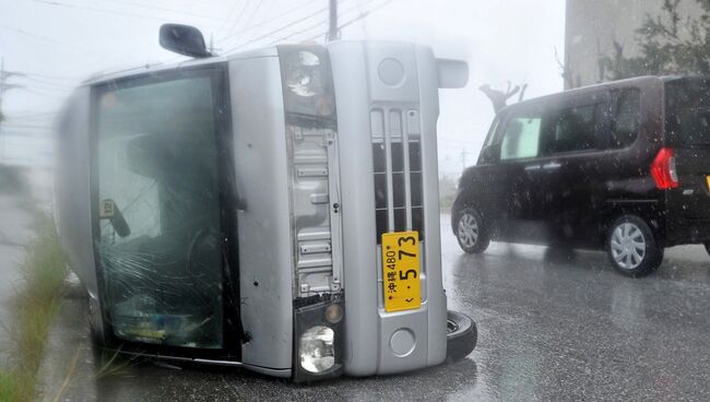 Автобус, перевернутый тайфуном Ногури, Окинава, Япония
