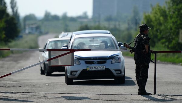 Автомобили на пропускном пункте на границе Украины с Россией. Архивное фото