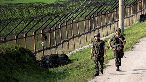 Южнокорейские военные несут службу возле границы с КНДР. Архивное фото