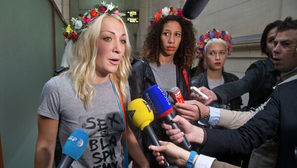 Активистки Femen отвечают на вопросы журналистов возле здания суда в Париже
