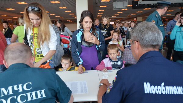 Сотрудники МЧС встречают беженцев из Украины. Архивное фото