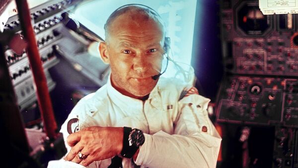 Астронавт Базз Олдрин на борту космического корабля Аполлон-11. Архивное фото