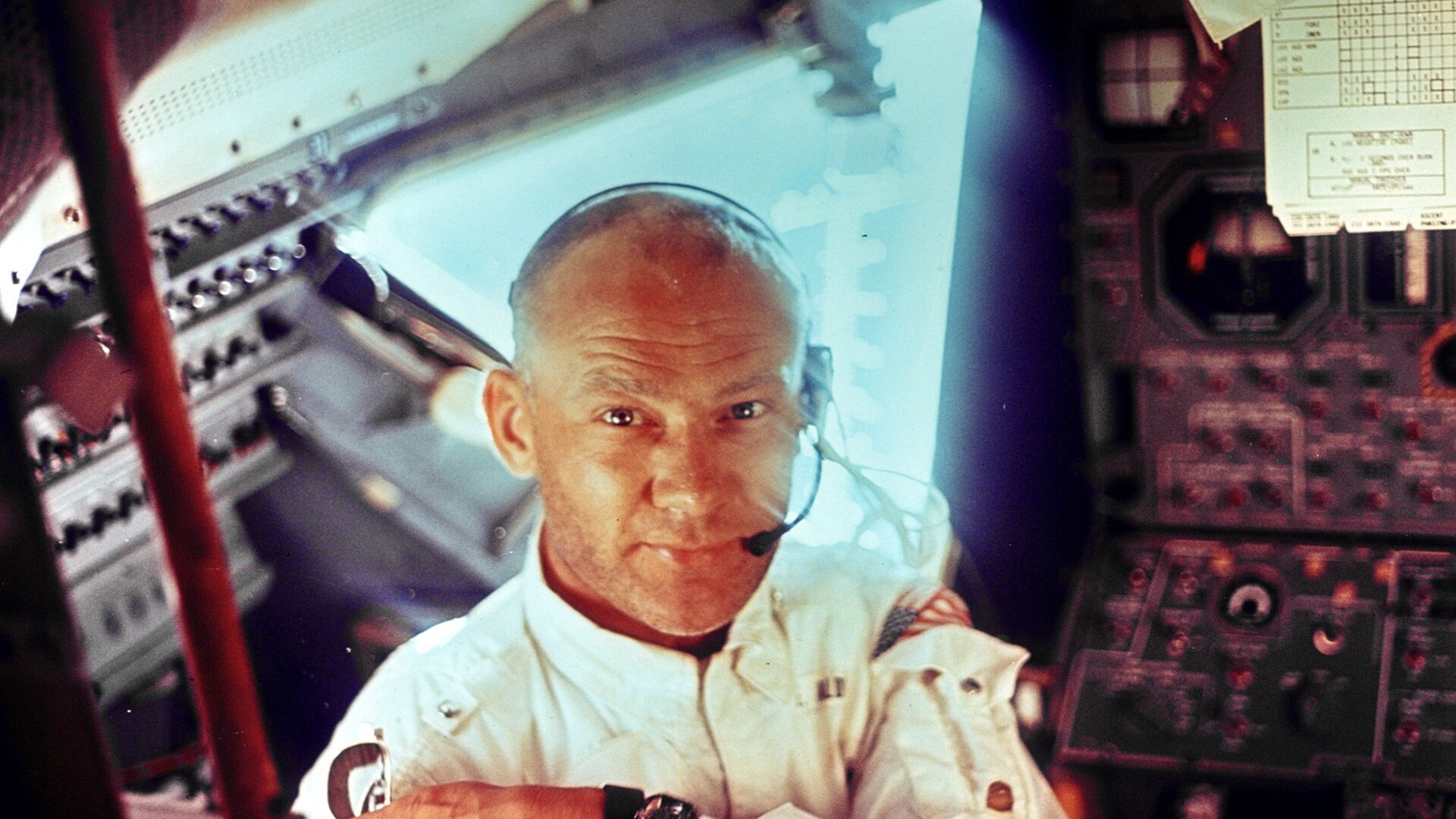 Астронавт Базз Олдрин на борту космического корабля Аполлон-11 - РИА Новости, 1920, 30.10.2025