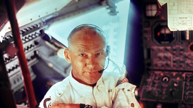 Астронавт Базз Олдрин на борту космического корабля Аполлон-11