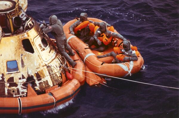 Спасатели эвакуируют астронавтов проекта Аполлон-11 с места посадки космического аппарата