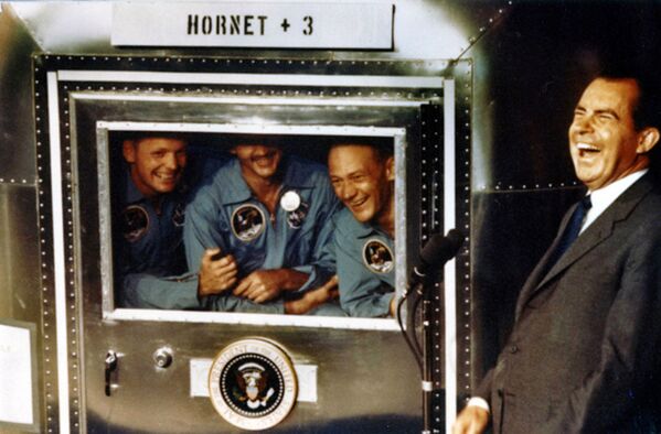 Президент США Ричард Никсон рядом с карантинной камерой где находятся после приземления астронавты проекта Аполлон-11