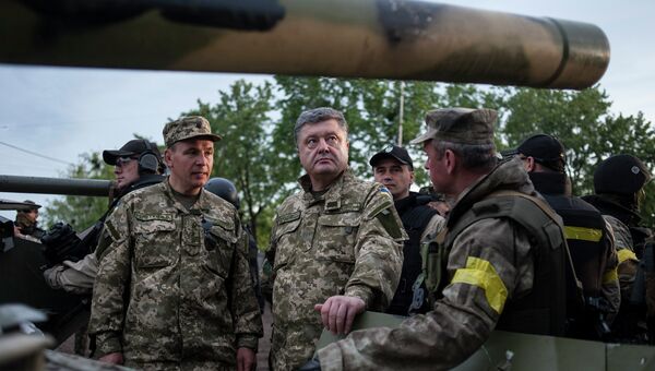 Президент Украины Петр Порошенко и министр обороны Валерий Гелетей, архивное фото