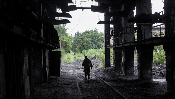 Боец ополчения на территории брошенной шахты Петровская в Донецке, которая была обстреляна украинскими ВВС. Архивное фото