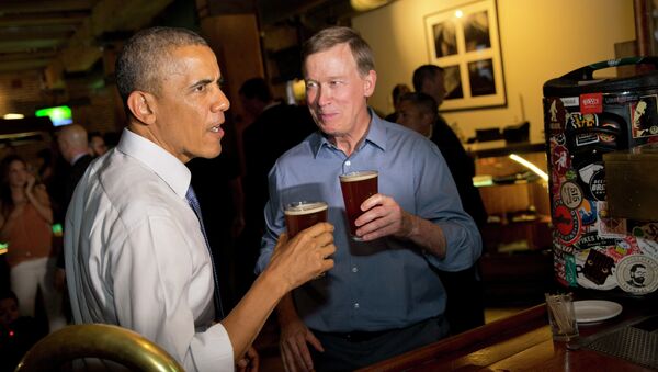 Президент США Барак Обама пьет пиво в баре Денвера