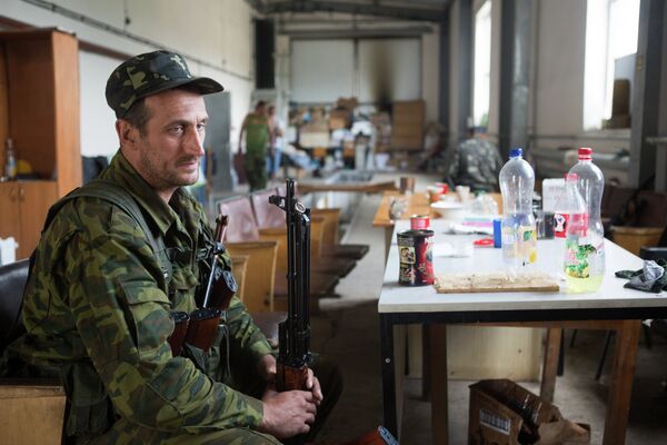 Боец народного ополчения Луганска на пункте пропуска Изварино