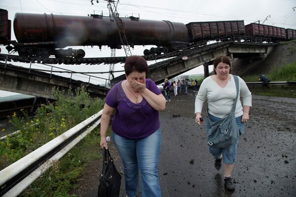 Разрушенный железнодорожный мост в районе Донецка